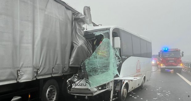 Šílená nehoda autobusu na D8: Devět zraněných, dálnice byla několik hodin uzavřená