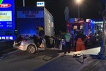 Auto na D8 narazilo do stojícího kamionu: Řidiče z vraku museli vystříhat