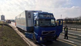 Nehoda kamionu ve čtvrtek dopoledne zablokovala dálnici D8 směrem do Ústí.