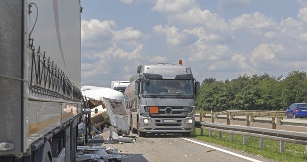Nehoda nákladního auta u Olomouce komplikuje provoz na důležité dopravní tepně: Provoz jedním pruhem byl obnoven