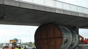 Obří železná skruž blokovala dálnici D1 v Ostravě