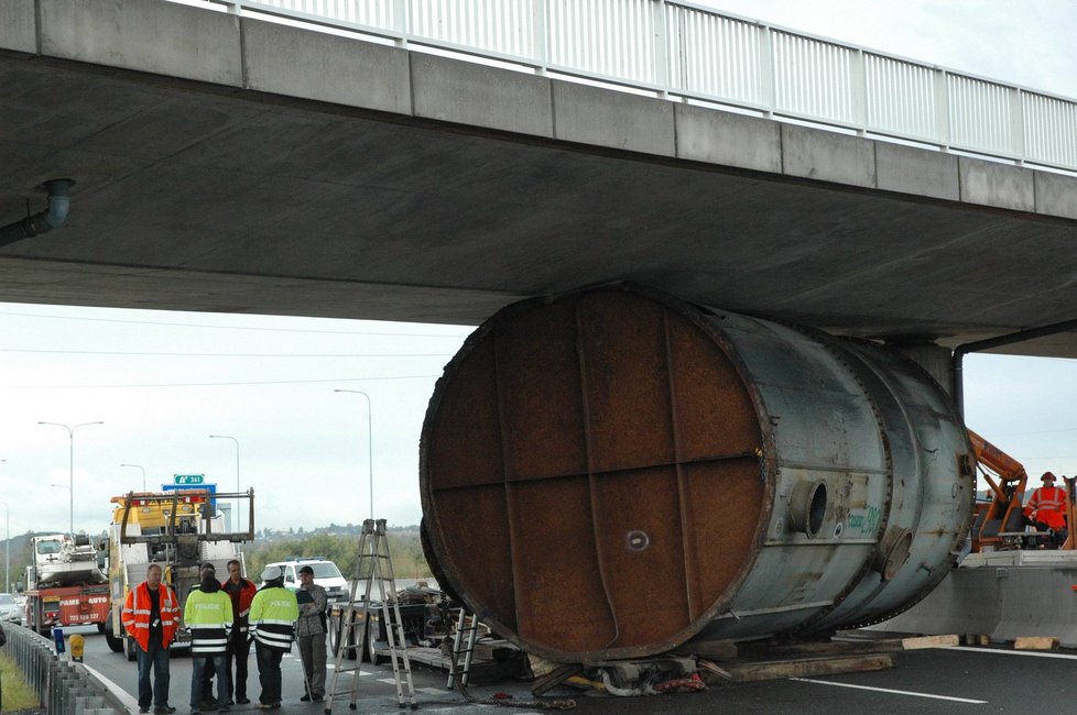 Obří železná skruž blokovala dálnici D1 v Ostravě.