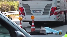 Mladý Němec sebevražednou nehodu přežil, a tak se vrhl pod kola autobusu.