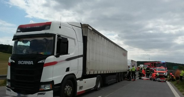 Dálnice D1 je na 180. kilometru u Ostrovačic na Brněnsku obousměrně zavřená kvůli nehodě dvou nákladních vozů.