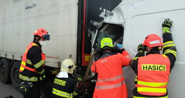 Zavřená D1 u Brna: Obří kolona se rozjíždí, srazily se tu náklaďáky