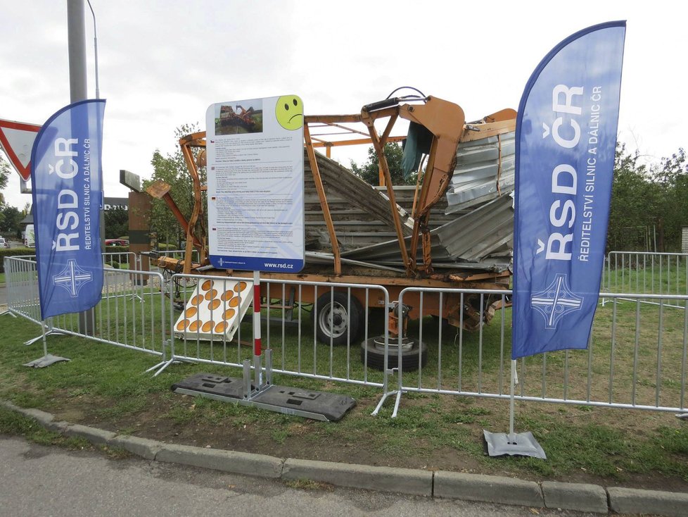 Expozice nabourané techniky, která ukazuje, jak nebezpečná je pro silničáře práce na dálnici.