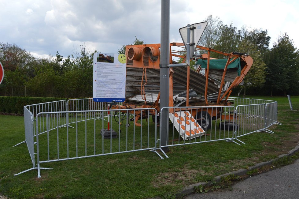 Expozice nabourané techniky, která ukazuje, jak nebezpečná je pro silničáře práce na dálnici.