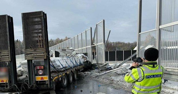 Dálnice D48 u Horních Tošanovic na Frýdecko-Místecku blokuje vážná nehoda kamionu. Ten narazil do protihlukové stěny, která se vysypala na další tři auta.