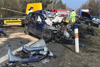 Smrtelná nehoda zastavila dálnici D7: Spolujezdkyně zemřela, pro řidiče letěl vrtulník
