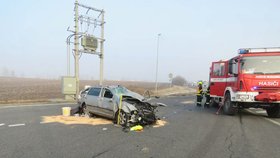 U Břeclavi letělo auto vzduchem několik metrů, Slovák za volantem zázrakem přežil.