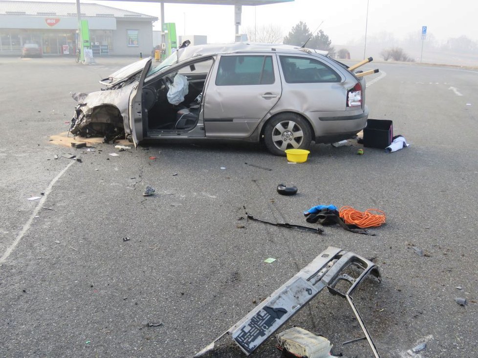 U Břeclavi letělo auto vzduchem několik metrů, Slovák za volantem zázrakem přežil.