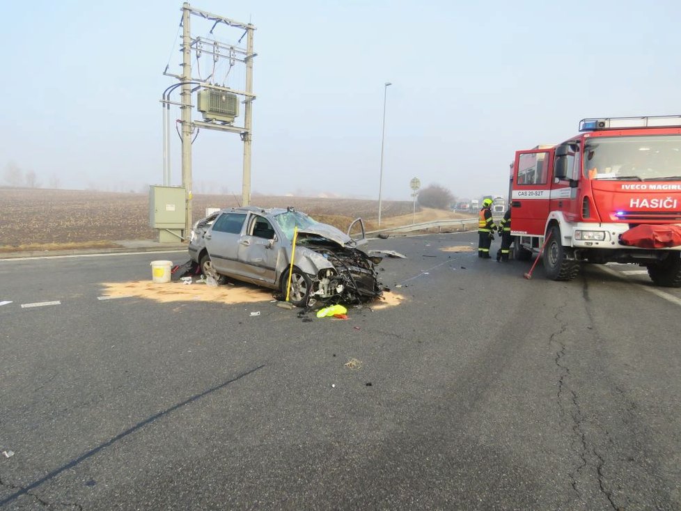 U Břeclavi letělo auto vzduchem několik metrů, Slovák za volantem zázrakem přežil.