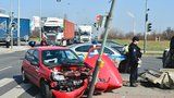 Nehoda na křižovatce v Hostivaři: Auto skončilo na střeše, počítejte s kolonami
