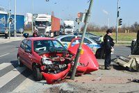 Nehoda na křižovatce v Hostivaři: Auto skončilo na střeše, počítejte s kolonami