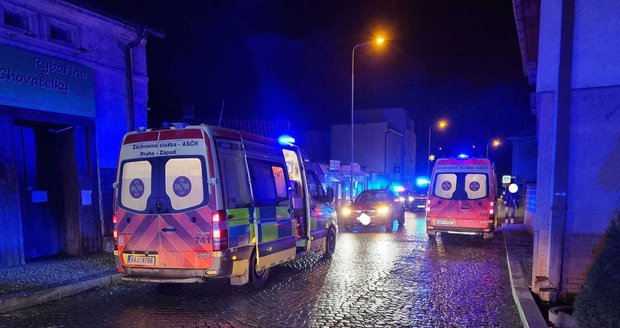 Středočeští záchranáři zasahovali u nehody v Davli. Řidič tu srazil dvě ženy, které skončily s vážným zraněním v nemocnici.