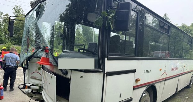 Při nehodě autobusu na Jesenicku utrpělo zranění přes 20 dětí a učitelka
