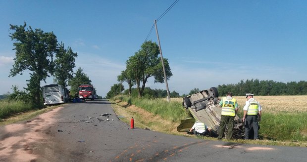 Při srážce auta s autobusem se zranily dvě děti a dva dospělí.