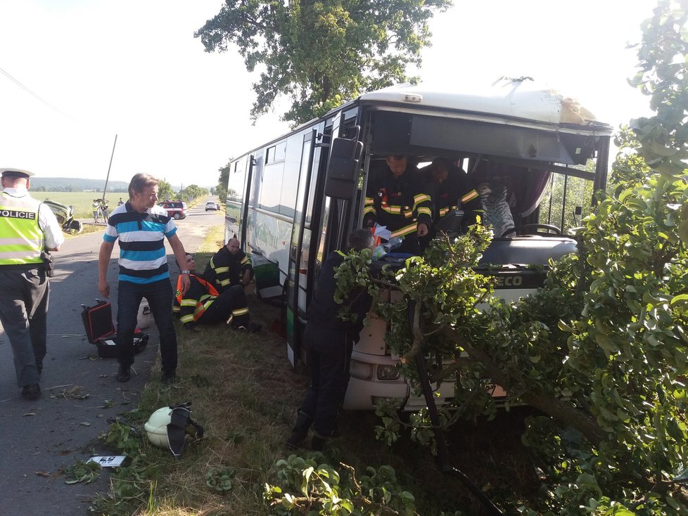 Při srážce auta s autobusem se zranily dvě děti a dva dospělí.