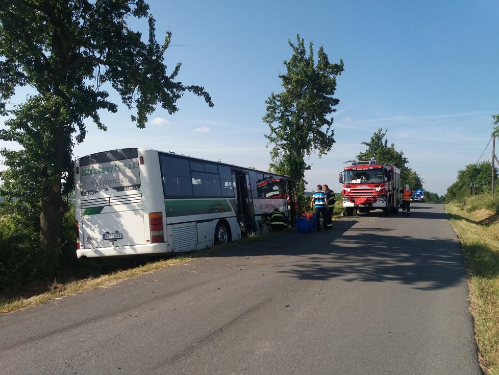 Při srážce auta s autobusem se zranily dvě děti a dva dospělí.