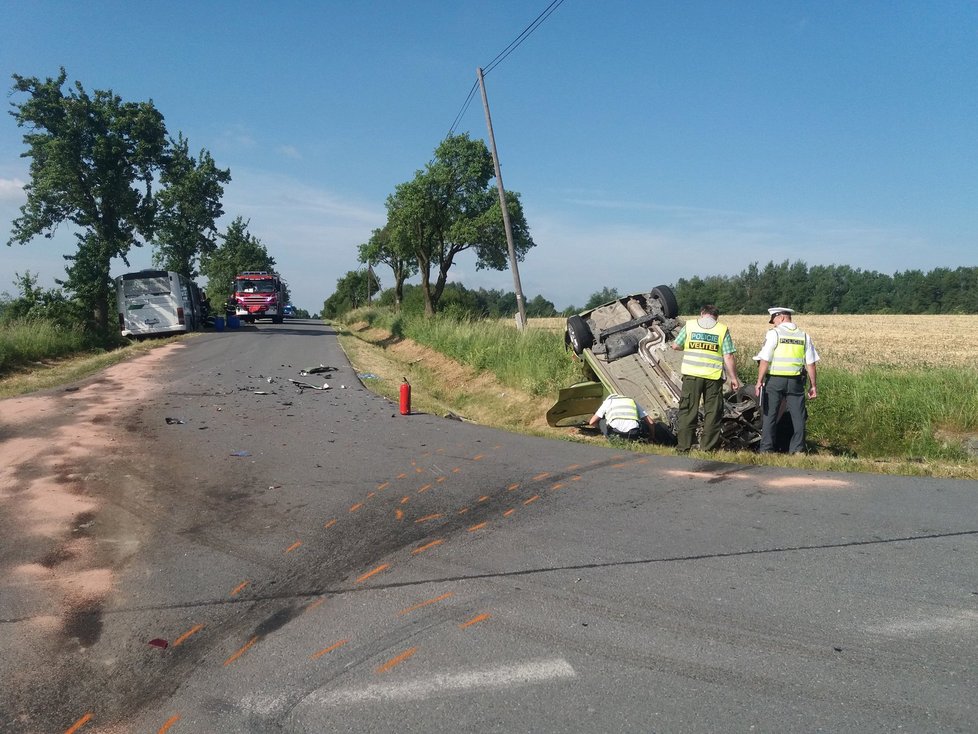 Při srážce auta s autobusem se zranily dvě děti a dva dospělí.