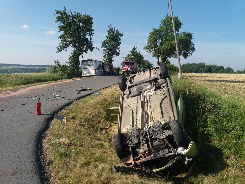 Při srážce auta s autobusem se zranily dvě děti a dva dospělí.