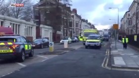Osmdesátiletá žena srazila v britském Liverpoolu autem skupinu dětí u školy.
