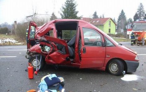 Takto dvě auta sešrotovala červený citroën s pěti dětmi na palubě. Je zázrak, že všechny žijí!