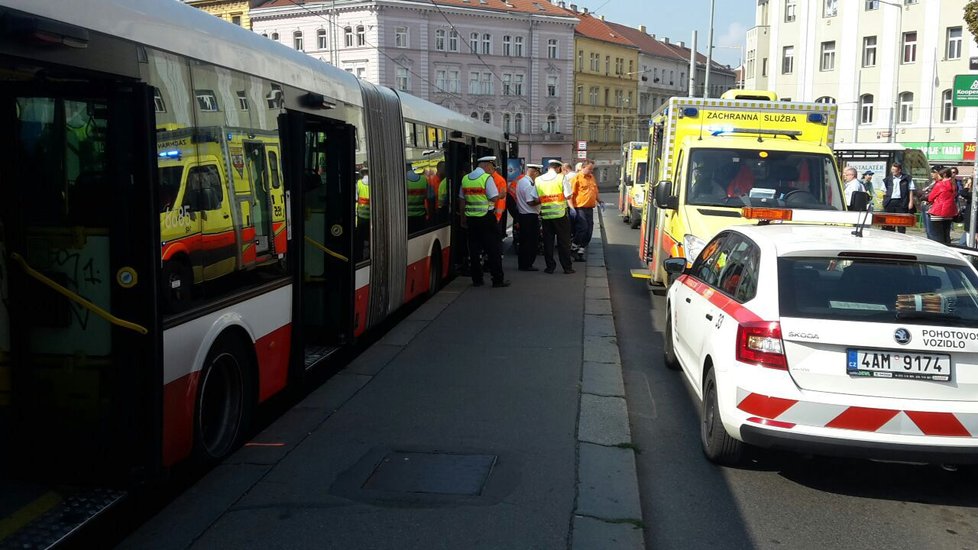 Na náměstí Bratří Synků srazil autobus dítě, další čtyři osoby při nehodě zranil.