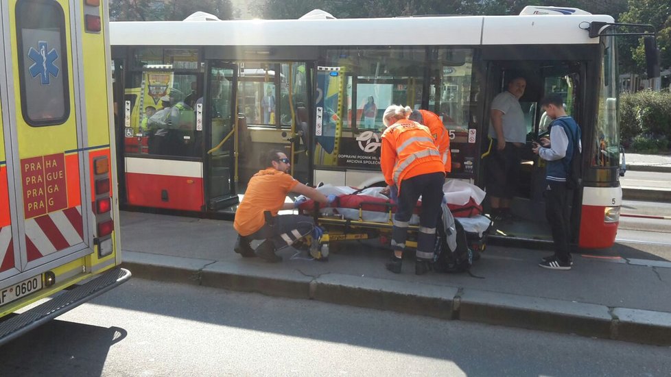 Na náměstí Bratří Synků srazil autobus dítě, další čtyři osoby při nehodě zranil.