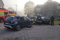Tři auta v sobě v Dobré: Dva lidé se zranili, jednoho vystřihávali hasiči