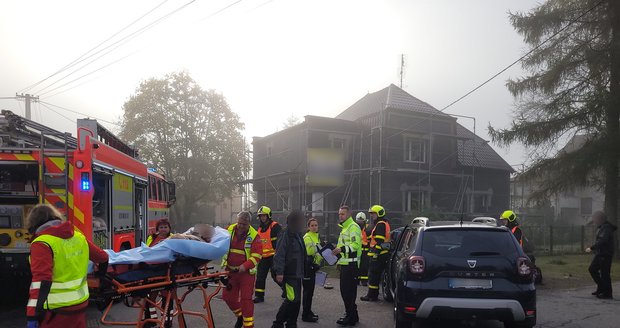 U obce DObrá se srazila dvě auta, jednoho z řidičů museli hasiči vystřihat z vraku.