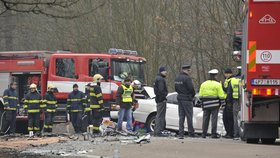 Při nehodě autobusu a osobního auta zemřeli u Klatov 3 mladí lidé