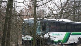 Autobus naštěstí neutrpěl vážnější poškození