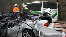 Po srážce BMW s autobusem zůstali na místě tři mrtví