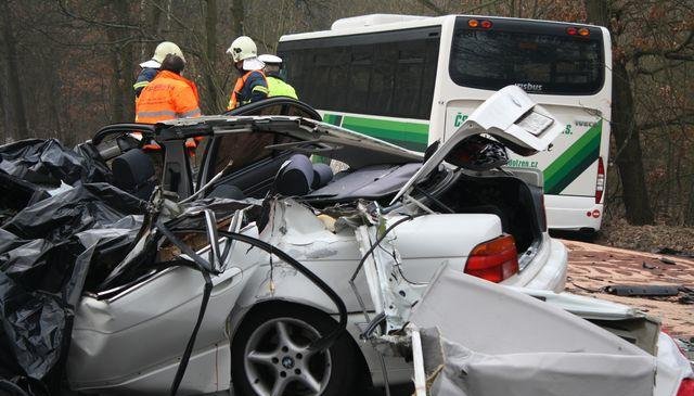Po srážce BMW s autobusem zůstali na místě tři mrtví