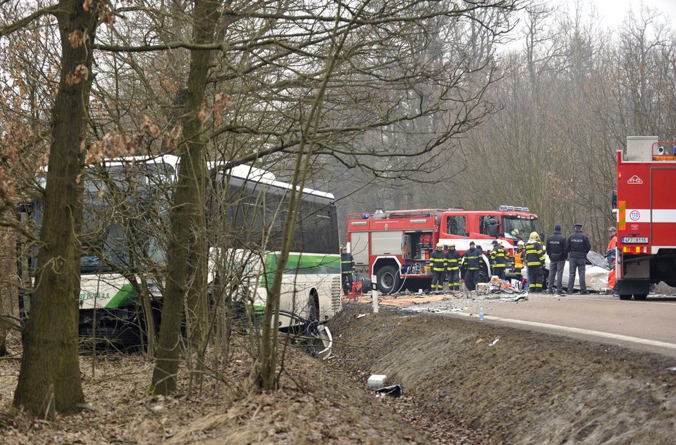 Řidič osobního BMW vjel z neznámého důvodu do protisměru a srazil se čelně s autobusem