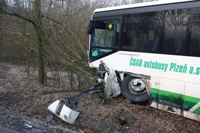 Pěl lidí z autobusu muselo být ošetřeno