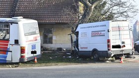 Nehoda dodávky a autobusu na Kolínsku si vyžádala zranění