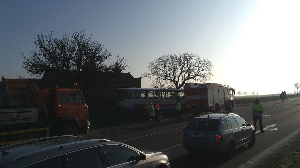 Nehoda dodávky a autobusu na Kolínsku si vyžádala zranění