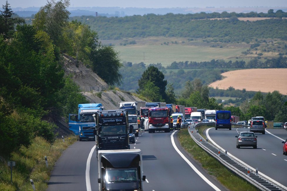 Dálnici D7 ve směru do Prahy uzavřeli policisté, stala se tam nehoda.