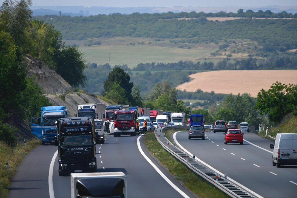 Dálnici D7 ve směru do Prahy uzavřeli policisté, stala se tam nehoda.