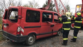 Cizinci v dodávce nezvládli zatáčku: U Mníšku pod Brdy sjeli ze srázu.