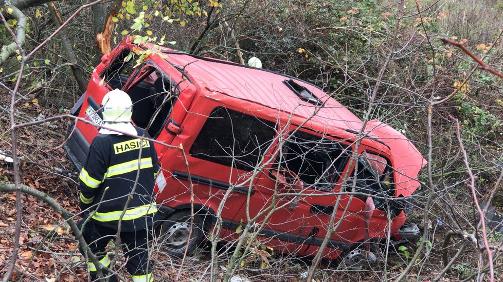 Cizinci v dodávce nezvládli zatáčku: U Mníšku pod Brdy sjeli ze srázu.