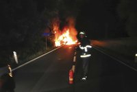 Dodávka plná chemikálií po nehodě vybouchla, mladík v ní uhořel: Šofér se prý vyhýbal zvěři