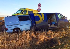 Čtyři lidé se zranili při srážce dvou dodávek u Všerub na Plzeňsku.