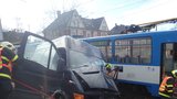 Dodávka »nabořila« do tramvaje: Zaklíněného řidiče vystříhávali hasiči