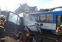Dodávka »nabořila« do tramvaje: Zaklíněného řidiče vystříhávali hasiči