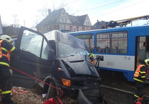 V Ostravě se srazila dodávka s tramvají. Řidiče museli vyprostit hasiči.