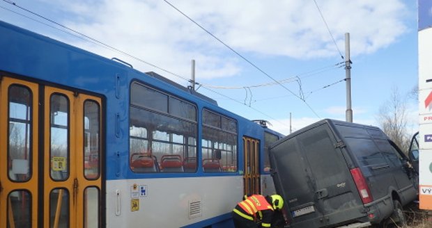 V Ostravě se srazila dodávka s tramvají. Řidiče museli vyprostit hasiči.