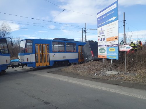 V Ostravě se srazila dodávka s tramvají. Řidiče museli vyprostit hasiči.